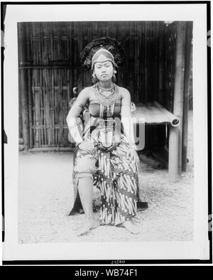 Femme danseuse javanaise, portrait en pied, assis, en costume, Exposition de Paris, 1889 Abstract/moyenne : 1 tirage photographique : albumen. Banque D'Images