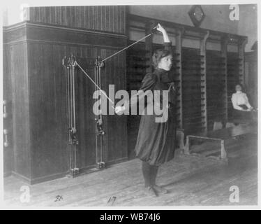 Étudiante l'entraînement avec un appareil fixé au mur à l'aide de cordes et de poulies, dans l'ouest de High School, Washington, D.C. Résumé/moyenne : 1 tirage photographique : cyanotype. Banque D'Images