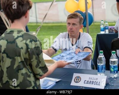 Chester, Pennsylvanie, USA. Août 24, 2019. Ancien joueur de l'Union de Philadelphie BRIAN CARROLL, signes d'une affiche pour un ventilateur au cours de la journée des anciens de l'énergie au stade de Talen à Chester en Pennsylvanie Crédit : Ricky Fitchett/ZUMA/Alamy Fil Live News Banque D'Images