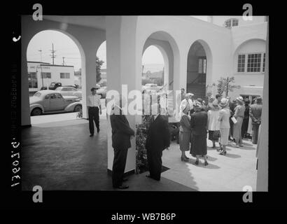 First Congregational Church à Glendale (Centre et Wilson Ave's), mai 1951. [Les gens sur patio] Abstract/medium : G. Eric et Edith Matson Photograph Collection Banque D'Images