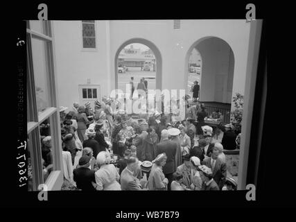 First Congregational Church à Glendale (Centre et Wilson Ave's), mai 1951. [Les gens sur patio] Abstract/medium : G. Eric et Edith Matson Photograph Collection Banque D'Images
