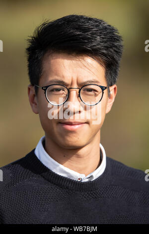 20 août 2019, Basse-Saxe, Göttingen : Ray Wong, un ancien militant à Hong Kong et reconnu comme réfugié politique en Allemagne depuis 2018, se dresse sur un pré. (Dpa : 'Hong Kong Wong militant demande plus de soutien de l'Occident') Photo : Swen Pförtner/dpa Banque D'Images