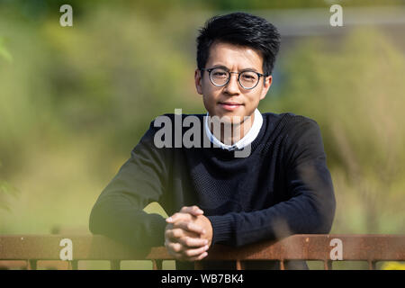 20 août 2019, Basse-Saxe, Göttingen : Ray Wong, un ancien militant à Hong Kong et reconnu comme réfugié politique en Allemagne depuis 2018, est appuyée contre une balustrade. (Dpa : 'Hong Kong Wong militant demande plus de soutien de l'Occident') Photo : Swen Pförtner/dpa Banque D'Images