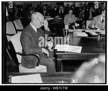 Premier témoin comme étude de monopole commence Comité industrie de l'acier. Washington, D.C., le 1 novembre. Premier témoin à comparaître devant le Comité aujourd'hui monopole tel qu'il a ouvert une étude de $4 000 000 000 Industrie de l'acier a été Elton Hoyt, 11, Gestionnaire de l'Picklands, Mather et Co., Cleveland, Ohio, qui décrit ses activités de l'entreprise en tant que gestionnaire de l'exploitation minière de minerai et les compagnies maritimes dans le district du lac Supérieur. Hoyt a dit au comité sa compagnie avait un actif de 28 000 000 $ et géré 21 mines dans la zone Résumé/moyenne : 1 négatif : vitrage ; 4 x 5 in. ou moins Banque D'Images