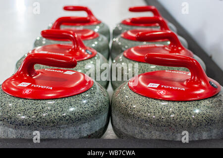 Raleigh, Caroline du Nord, USA. Août 24, 2019. Le 24 août 2019 à Raleigh, NC, US - pierres de Curling Curling prêt pour l'action nuit en Amérique au Raleigh Ice plex. Nuit Curling en Amérique en vedette de l'Olympique américain menÃs médaille d'équipe de l'Jeux olympiques d'hiver de 2018 en Corée du Sud, l'équipe américaine womenÃs, ainsi que de l'Italie, le Japon, et l'Écosse, du 22 au 24 août 2019. Credit : Timothy L. Hale/ZUMA/Alamy Fil Live News Banque D'Images