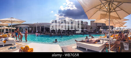 Bodrum beach et offre une vue sur le port en Turquie Banque D'Images
