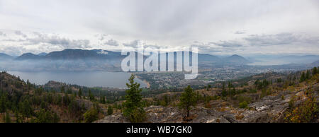 Vue panoramique de la ville de Penticton lors d'un ciel nuageux et smokey matin d'été. Prises dans le parc provincial Skaha Bluffs, British Columbia, Canada. Banque D'Images