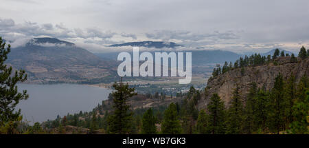 Vue panoramique de la ville de Penticton lors d'un ciel nuageux et smokey matin d'été. Prises dans le parc provincial Skaha Bluffs, British Columbia, Canada. Banque D'Images