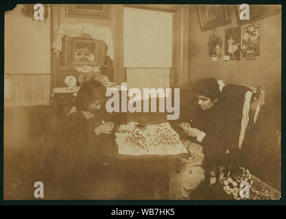 Des fleurs. Une scène de nuit (Photo à 10:30 P.M. et non terminée, Jan 29, 1912). Carrie Brindisi,12 ans, 1/2 134 Thompson Street, 2[e] fl[br] avant. Porte [sic] va à l'école. Fonctionne après l'école et nuits, Rosie (six ans) aide aussi. Résumé : des photographies sur les dossiers de la Commission nationale sur le travail des enfants (États-Unis) Banque D'Images