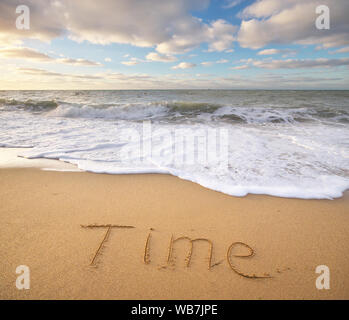 Mot de temps sur le sable de la mer. Nature design conceptuel. Banque D'Images