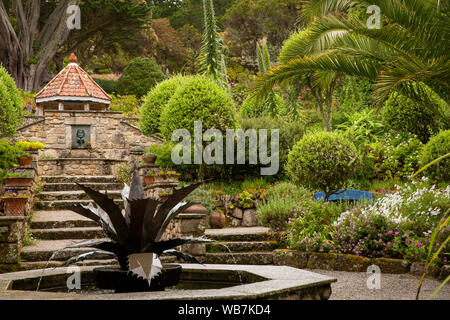 Royaume-uni, Angleterre, Îles Scilly, Tresco, jardins de l'abbaye, fontaine de jardin méditerranéen et Shell House Banque D'Images