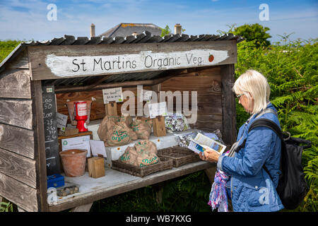 Royaume-uni, Angleterre, Îles Scilly, l'île de Saint Martin, au milieu de la haute ville, au bord de la route touristique des légumes biologiques cultivés localement l'honnêteté stall Banque D'Images