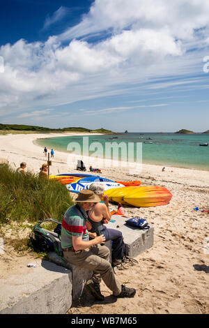 Royaume-uni, Angleterre, Îles Scilly, St Martin's, ville plus élevé, une plus grande ville Bay, les visiteurs se détendre dans sunshine Banque D'Images