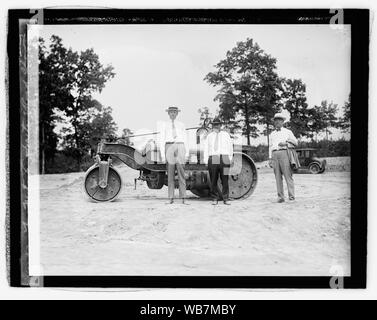 Ford Motor C., tracteurs et Road Show, Perryville( ?) Résumé/moyenne : 1 négatif : vitrage ; 4 x 5 in. ou moins Banque D'Images
