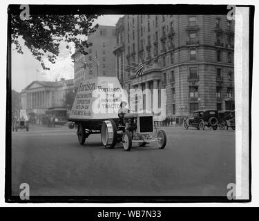 Tracteur Fordson dans [défilé] Abstract/medium : National Photo Collection de l'entreprise Banque D'Images