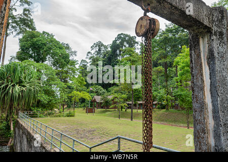 Chaîne rouillée sur une poutre de béton sur un ancien barrage de Khao Lak, Thaïlande. Banque D'Images