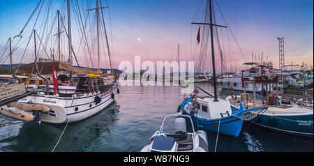 Bodrum beach et offre une vue sur le port en Turquie Banque D'Images