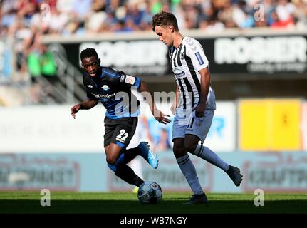 Paderborn, Allemagne. Août 24, 2019. firo : 24.08.2019, football, saison 2019/2020, 1ère Bundesliga SC Paderborn - SC Freiburg, simple action, duels, Luca WALDSCHMIDT, SC Freiburg, plein la figure, Christopher ANTWI-ADJEJ, SC Paderborn, | Conditions de crédit dans le monde entier : dpa/Alamy Live News Banque D'Images