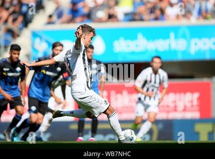 Paderborn, Allemagne. Août 24, 2019. firo : 24.08.2019, football, saison 2019/2020, 1ère Bundesliga SC Paderborn - SC Freiburg, simple action, Luca WALDSCHMIDT, SC Freiburg, plein la figure, de mort, de l'objectif 1 : 0, l'utilisation dans le monde entier | Photo : afp/Alamy Live News Banque D'Images