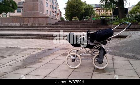 La pram abandonnés sur la place de la ville. Örebro, Suède, Europe, Août 10, 2019 Banque D'Images