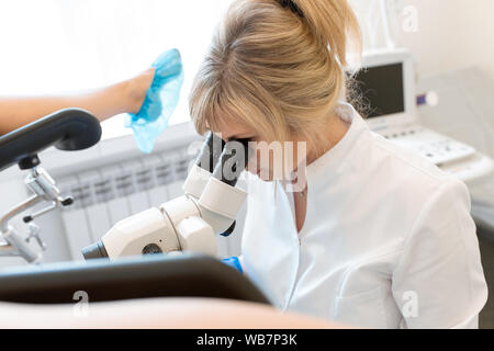 Un gynécologue examine un patient sur une chaise gynécologique. Flux d'un gynécologue. Banque D'Images