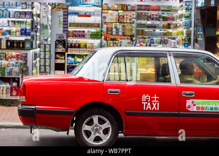 Le taxi rouge traditionnel. Kowloon, Hong Kong, Chine. Banque D'Images