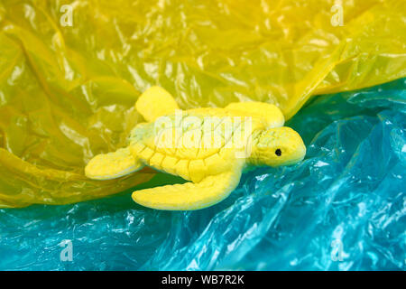 La pollution plastique dans ocean problème environnemental. Tortue de mer manger sac en plastique. Situation écologique dans le monde de la terre. La pollution de la nature. Zéro déchets Banque D'Images