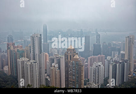 Vue depuis le Pic Victoria sur un jour brumeux. Hong Kong, Chine. Banque D'Images