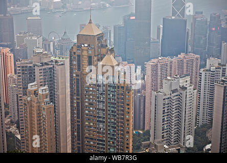 Les bâtiments de grande hauteur dans le centre de district comme vu de Pic Victoria sur un jour brumeux. Hong Kong, Chine. Banque D'Images