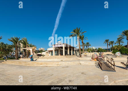 Eilat, Israël - 7 novembre, 2017 : entrée centrale pour le musée de la ville 'Eilat Iri' (ma ville Musée d'Histoire) avec la sculpture de poisson au premier plan. Banque D'Images