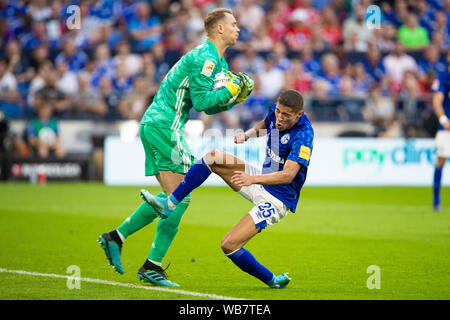 Gelsenkirchen, Allemagne. 24 août 2019. 1. BL - 19/20 - FC Schalke 04 vs Bayern Munich v.. li duels gi Manuel Neuer (Bavière Munich/Munich) et Amine Harit (FC Schalke 04) // DFL règlement interdit toute utilisation des photographies comme des séquences d'images et/ou quasi-vidéo. // | Conditions de crédit dans le monde entier : dpa photo alliance/Alamy Live News Banque D'Images