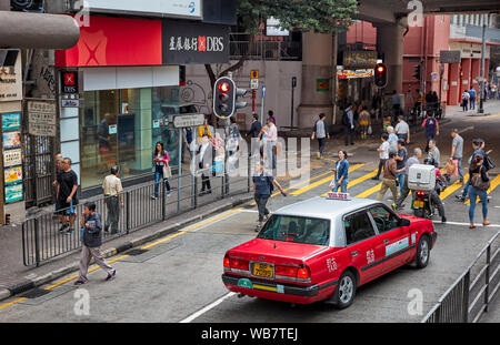 Le taxi rouge sur Hennessy Road. Causeway Bay, Hong Kong, Chine. Banque D'Images