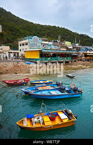 Bateaux de pêche colorés amarrés à Sok Kwu Wan (Picnic Bay). L'île de Lamma, Hong Kong, Chine. Banque D'Images