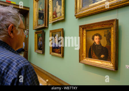 Moscou, Russie - 1 août 2019 : la Galerie nationale Tretiakov de Moscou, en Russie. Un homme contemple le portrait d'Alexandre Pouchkine par Orest Repin Banque D'Images