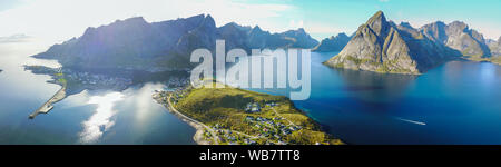 Reine vues depuis ci-dessus, dans les îles Lofoten en Norvège Banque D'Images