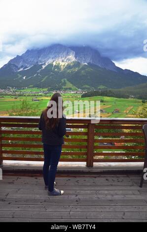 Femme à la Zugspitze à son apogée avec un nuage en vu de Lermoos, Reutte, Autriche Banque D'Images