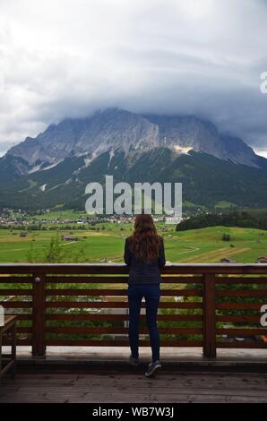 Femme à la Zugspitze à son apogée avec un nuage en vu de Lermoos, Reutte, Autriche Banque D'Images