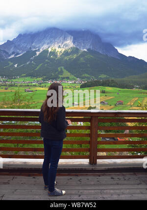 Femme à la Zugspitze à son apogée avec un nuage en vu de Lermoos, Reutte, Autriche Banque D'Images