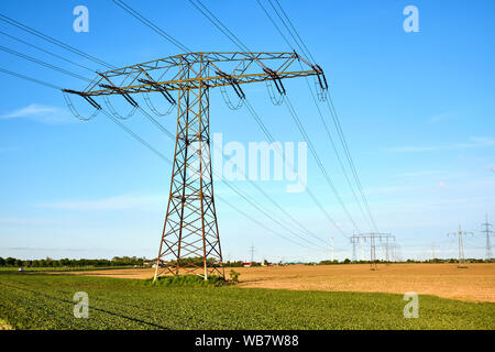 Les lignes électriques à haute tension sur une journée ensoleillée vu en Allemagne Banque D'Images