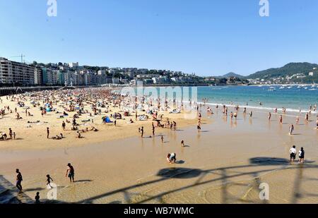 Madrid, Espagne. Août 24, 2019. Les gens ont de la plage de San Sebastian, Espagne, le 24 août, 2019. Credit : Guo Qiuda/Xinhua/Alamy Live News Banque D'Images