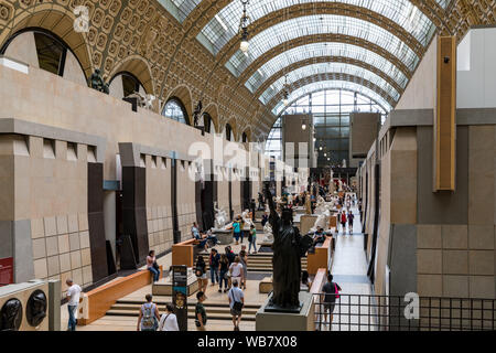 Paris, France - le 5 juillet 2018 : Les visiteurs du Musée d'Orsay à Paris. Situé dans l'ancienne gare d'Orsay gare, le musée possède le plus grand col Banque D'Images