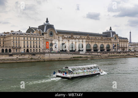 Paris, France - le 5 juillet 2018 : Musée d'Orsay à partir de la Seine à Paris sur l'image. Musée d'Orsay (Musée d'Orsay) à Paris avec la tour Eiffel Banque D'Images