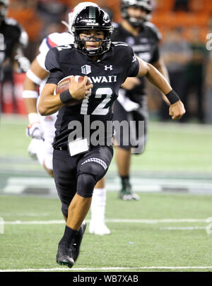 Honolulu, Hawaii, USA. 24 août, 2019.Hawaii Rainbow Warriors quarterback Chevan Cordeiro # 12 pendant le jeu entre l'Hawaii Rainbow Warriors et les Wildcats de l'Arizona à l'Aloha Stadium d'Honolulu, HI - Michael Sullivan/CSM Crédit : Cal Sport Media/Alamy Live News Crédit : Cal Sport Media/Alamy Live News Banque D'Images