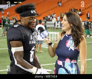 Honolulu, Hawaii, USA. 24 août, 2019. Hawaii Rainbow Warriors wide receiver Byrd II # 6 Cedric est interviewé par CBS's Jenny Dell après le match entre l'Hawaii Rainbow Warriors et les Wildcats de l'Arizona à l'Aloha Stadium d'Honolulu, HI - Michael Sullivan/CSM Crédit : Cal Sport Media/Alamy Live News Banque D'Images