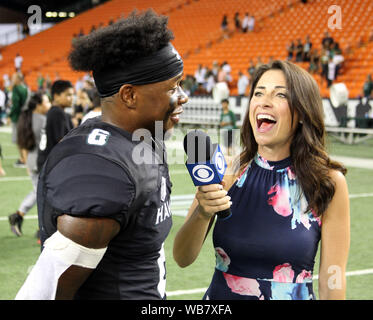 Honolulu, Hawaii, USA. 24 août, 2019. Hawaii Rainbow Warriors wide receiver Byrd II # 6 Cedric est interviewé par CBS's Jenny Dell après le match entre l'Hawaii Rainbow Warriors et les Wildcats de l'Arizona à l'Aloha Stadium d'Honolulu, HI - Michael Sullivan/CSM Crédit : Cal Sport Media/Alamy Live News Banque D'Images