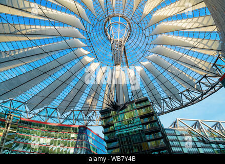 Fragment de verrière du Sony Center bâtiment architecture moderne dans la Potsdamer Platz en allemand centre-ville de Berlin en Allemagne en Europe. Bui Banque D'Images