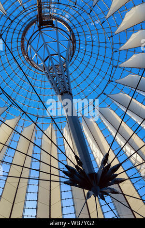 Fragment de verrière du Sony Center bâtiment architecture moderne dans la Potsdamer Platz en allemand centre-ville de Berlin en Allemagne en Europe. Bui Banque D'Images