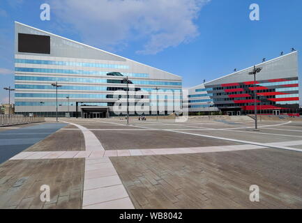 MILAN, ITALIE, le 24 août 2019 - Piazza Gino Valle (Gino Valle Square), qui abrite de nombreux édifices modernes tels que 'Casa Milan'. La Lombardie en Italie. Banque D'Images