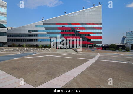 MILAN, ITALIE, le 24 août 2019 - Piazza Gino Valle (Gino Valle Square), qui abrite de nombreux édifices modernes tels que 'Casa Milan'. La Lombardie en Italie. Banque D'Images