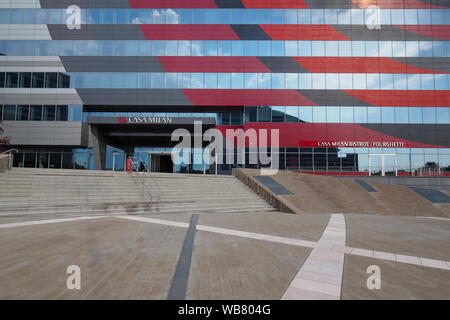 MILAN, ITALIE, le 24 août 2019 - Piazza Gino Valle (Gino Valle Square), qui abrite de nombreux édifices modernes tels que 'Casa Milan'. La Lombardie en Italie. Banque D'Images